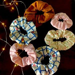 Vintage print handmade scrunchies (6)